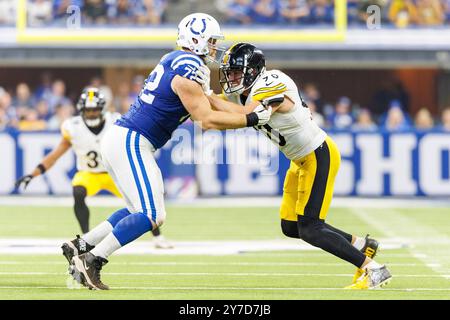 29 settembre 2024: L'offensive lineman degli Indianapolis Colts Braden Smith (72) e il linebacker dei Pittsburgh Steelers T.J. Watt (90) combattono sulla linea di scrimmage durante la partita NFL al Lucas Oil Stadium di Indianapolis, Indiana. John Mersits/CSM. Foto Stock