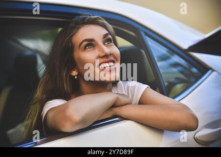 Ritratto di una bella ragazza la guida la sua automobile Foto Stock