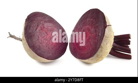 Barbabietole rosse da tavolo in sezione isolate su sfondo bianco Foto Stock