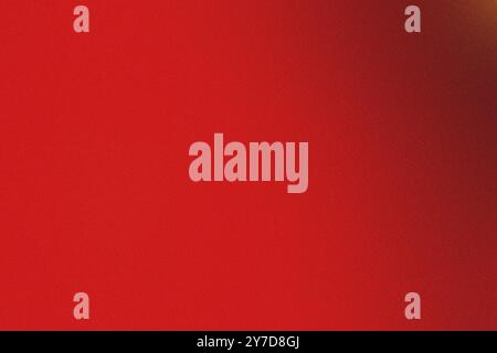 Foto ad alta risoluzione con grana ruvida su sfondo rosso sfumato Foto Stock