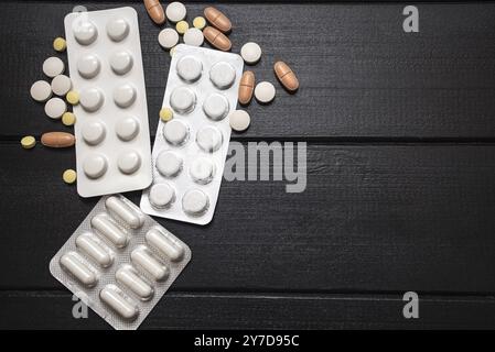 Strumenti medici, siringa e farmaci colorati e Capsules Medicine Concept, legno marrone sfondo, Vista frontale, primo piano, isolato Foto Stock