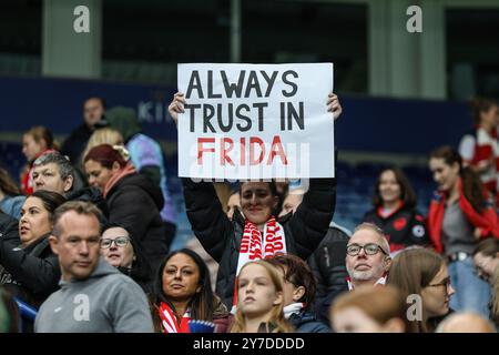 Leicester, Regno Unito. 29 settembre 2024. Leicester, Inghilterra, 29 settembre 2024: Tifosa con un cartello dopo la partita della Barclays Womens Super League tra Leicester City e Arsenal al King Power Stadium di Leicester, Inghilterra (Natalie Mincher/SPP) crediti: SPP Sport Press Photo. /Alamy Live News Foto Stock