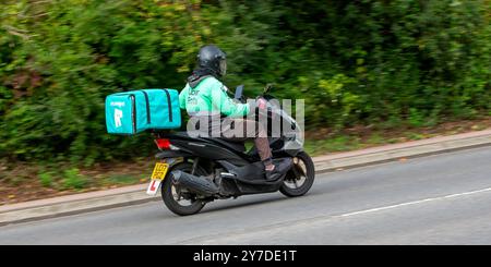 Milton Keynes, Regno Unito - 29 settembre 2024: Consegna a bordo di una Honda WW 125 con consegna a domicilio su strada britannica Foto Stock