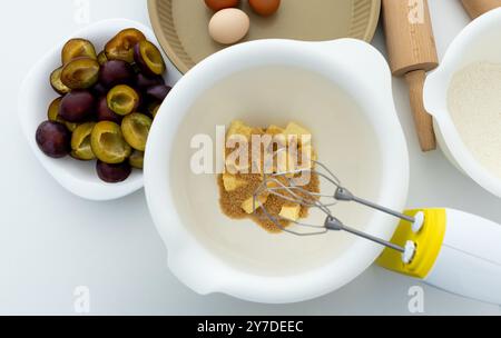 torta di prugne alla cannella fatta in casa, torta di frutta dolce Foto Stock