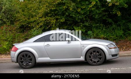 Milton Keynes, Regno Unito - 29 settembre 2024: Vettura Audi TT quattro d'argento 2002 su strada britannica Foto Stock