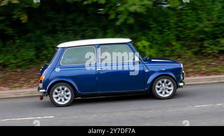 Milton Keynes, Regno Unito - 29 settembre 2024: 2000 Rover Mini Cooper blu che guida su una strada britannica Foto Stock