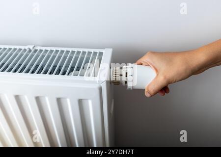 moderno radiatore per riscaldamento nell'appartamento con regolatori di potenza.costi di riscaldamento e utenze in inverno, calore comfort e nell'appartamento Foto Stock