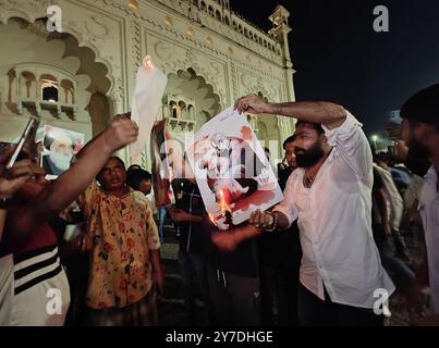 LUCKNOW, INDIA - SETTEMBRE 29: La comunità musulmana di Lucknow ha portato fuori una marcia di protesta a lume di candela da Chota Imambara a Bara Imambara contro l'uccisione del capo di Hezbollah Hassan Nasrallah da parte di Israele in Libano, il 29 settembre 2024 a Lucknow, India. Hassan Nasrallah, capo di Hezbollah, è stato ucciso dall'aeronautica militare israeliana in un preciso sciopero che ha coinvolto diverse agenzie di intelligence e una pianificazione meticolosa. L'attacco è stato effettuato in un momento in cui Nasrallah e molti altri leader del gruppo appoggiato dall'Iran si erano riuniti in un bunker a Beirut in Libano. (Foto di Deepak Gupta/Hindustan Times/ Foto Stock