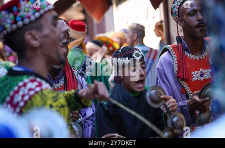 Senti il battito del cuore del Marocco attraverso i ritmi soul di Gnaoua! 🎶✨ radicata nelle antiche tradizioni, la musica Gnaoua fonde potenti tamburi Foto Stock