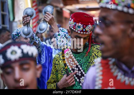 Senti il battito del cuore del Marocco attraverso i ritmi soul di Gnaoua! 🎶✨ radicata nelle antiche tradizioni, la musica Gnaoua fonde potenti tamburi Foto Stock