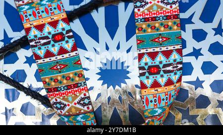 Senti il battito del cuore del Marocco attraverso i ritmi soul di Gnaoua! 🎶✨ radicata nelle antiche tradizioni, la musica Gnaoua fonde potenti tamburi Foto Stock