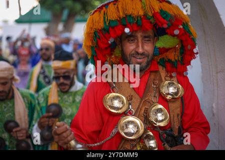 Senti il battito del cuore del Marocco attraverso i ritmi soul di Gnaoua! 🎶✨ radicata nelle antiche tradizioni, la musica Gnaoua fonde potenti tamburi Foto Stock