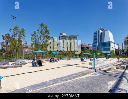 Gansevoort Beach, parte del Parco del fiume Hudson, con lo Standard High Line, il Whitney Museum of American Art e il Meatpacking District sullo sfondo. Foto Stock