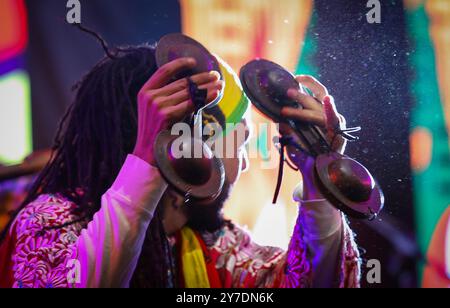 Senti il battito del cuore del Marocco attraverso i ritmi soul di Gnaoua! 🎶✨ radicata nelle antiche tradizioni, la musica Gnaoua fonde potenti tamburi Foto Stock