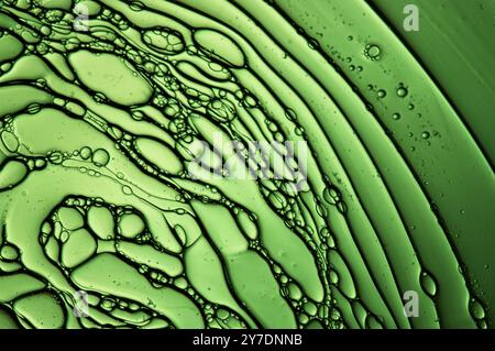 Linee di olio e acqua in verde astratto Foto Stock