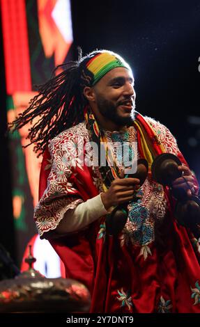 Senti il battito del cuore del Marocco attraverso i ritmi soul di Gnaoua! 🎶✨ radicata nelle antiche tradizioni, la musica Gnaoua fonde potenti tamburi Foto Stock