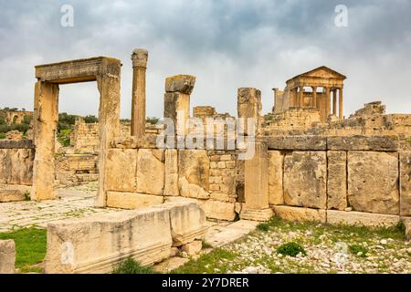 Vista del Campidoglio nel sito archeologico di Dougga, nel nord-ovest della Tunisia Foto Stock