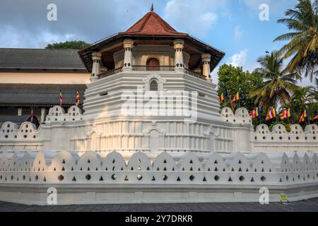 La Paththirippuwa o torre ottagonale che fa parte del Tempio della reliquia del Sacro dente (Sri Dalada Maligawa) a Kandy nello Sri Lanka. Foto Stock