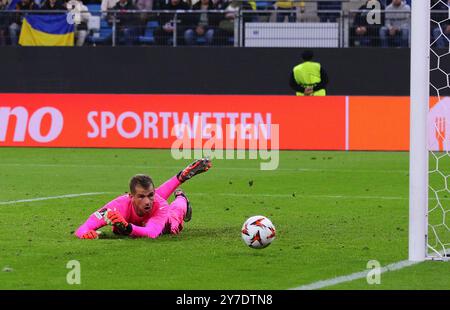 Amburgo, Germania - 25 settembre 2024: Portiere della Lazio Ivan Provedel in azione durante la partita di UEFA Europa League Dynamo Kiev contro Lazio al Volksparkstadion di Amburgo Foto Stock