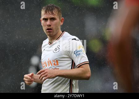 Swansea, Regno Unito. 29 settembre 2024. Ollie Cooper della città di Swansea guarda. Partita del campionato EFL Skybet, Swansea City contro Bristol City allo Stadio Swansea.com di Swansea, Galles, domenica 29 settembre 2024. Questa immagine può essere utilizzata solo per scopi editoriali. Solo per uso editoriale, foto di Andrew Orchard/Andrew Orchard fotografia sportiva/Alamy Live news credito: Andrew Orchard fotografia sportiva/Alamy Live News Foto Stock