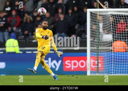 Swansea, Regno Unito. 29 settembre 2024. Lawrence Vigouroux, il portiere della città di Swansea in azione. Partita del campionato EFL Skybet, Swansea City contro Bristol City allo Stadio Swansea.com di Swansea, Galles, domenica 29 settembre 2024. Questa immagine può essere utilizzata solo per scopi editoriali. Solo per uso editoriale, foto di Andrew Orchard/Andrew Orchard fotografia sportiva/Alamy Live news credito: Andrew Orchard fotografia sportiva/Alamy Live News Foto Stock