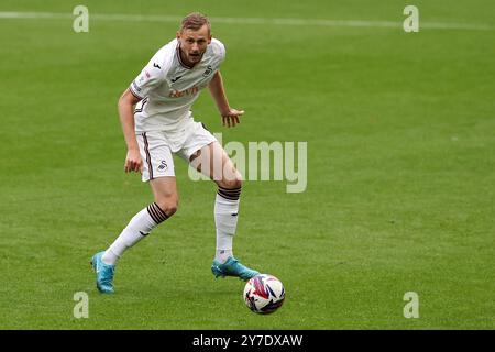Swansea, Regno Unito. 29 settembre 2024. Harry Darling di Swansea City in azione. Partita del campionato EFL Skybet, Swansea City contro Bristol City allo Stadio Swansea.com di Swansea, Galles, domenica 29 settembre 2024. Questa immagine può essere utilizzata solo per scopi editoriali. Solo per uso editoriale, foto di Andrew Orchard/Andrew Orchard fotografia sportiva/Alamy Live news credito: Andrew Orchard fotografia sportiva/Alamy Live News Foto Stock