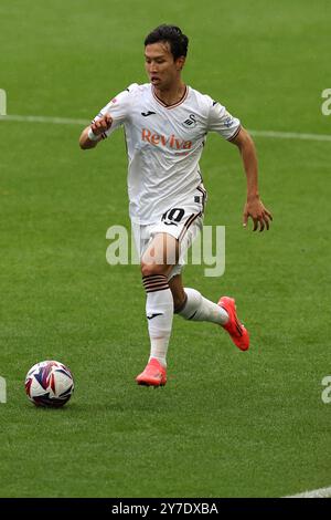 Swansea, Regno Unito. 29 settembre 2024. Jisung Eom della città di Swansea in azione. Partita del campionato EFL Skybet, Swansea City contro Bristol City allo Stadio Swansea.com di Swansea, Galles, domenica 29 settembre 2024. Questa immagine può essere utilizzata solo per scopi editoriali. Solo per uso editoriale, foto di Andrew Orchard/Andrew Orchard fotografia sportiva/Alamy Live news credito: Andrew Orchard fotografia sportiva/Alamy Live News Foto Stock