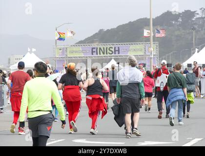 San Francisco, CA - 19 maggio 2024: I partecipanti all'annuale gara Bay to Breakers si avvicinano al traguardo. Bay to Breakers è famosa per molte parti Foto Stock