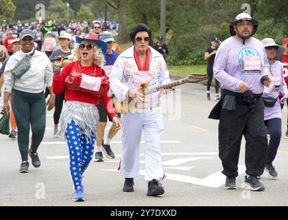 San Francisco, CA - 19 maggio 2024: I partecipanti all'annuale gara Bay to Breakers si svolgono attraverso il Golden Gate Park. Bay to Breakers è rinomata per i suoi numerosi parchi Foto Stock