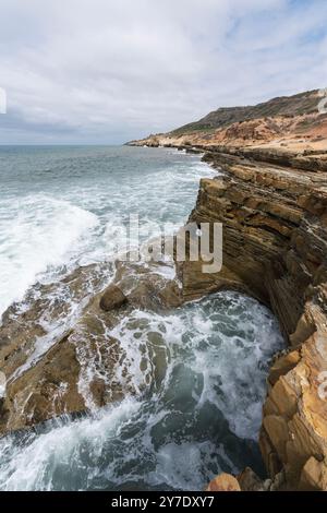 Costa rocciosa presso il Cabrillo National Monument a Point Loma a San Diego, California. Vista verticale. Foto Stock