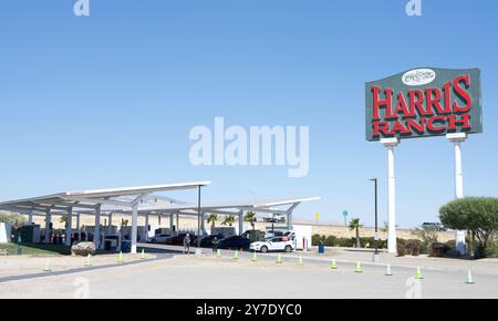 Coalinga, CA - 29 maggio 2024: Ricarica auto presso una stazione di ricarica Tesla presso l'Harris Ranch Resort della 5 fwy nella California centrale. Foto Stock