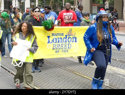 San Francisco, CA - 8 giugno 2024: Partecipanti non identificati alla 2a edizione della Juneteenth Parade Up Market Street. Sostenitori della London Breed Holding Foto Stock