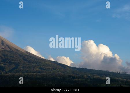 Valle sul lato ovest del vulcano del Monte Merapi con cielo azzurro sullo sfondo, vista da Selo Boyolali, Giava centrale - Indonesia. Foto Stock
