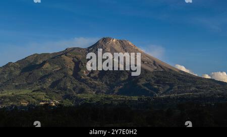 Vista panoramica del grande vulcano del Monte Merapi con cielo azzurro sullo sfondo, vista da Selo Boyolali, Giava centrale - Indonesia. Foto Stock