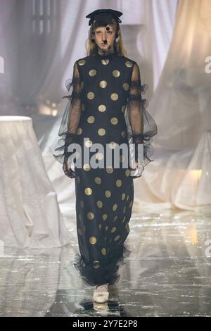 Parigi, Francia. 29 settembre 2024. VALENTINO Primavera/Estate 2025 Runway durante la settimana della moda di Parigi del 2024 settembre - Parigi, Francia, 29/09/2024 credito: dpa/Alamy Live News Foto Stock