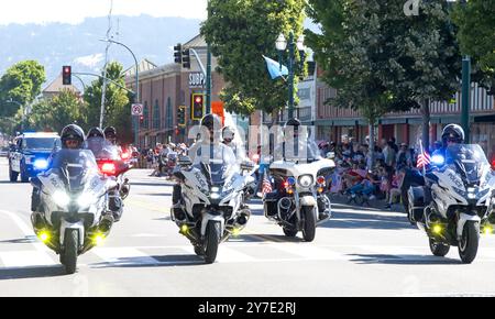 Alameda, CA - 4 luglio 2023: Partecipanti alla Parata del 4 luglio di Alameda, una delle più grandi e lunghe parate del giorno dell'indipendenza della nazione. Foto Stock