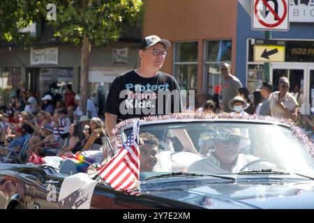 Alameda, CA - 4 luglio 2023: Partecipanti alla Parata del 4 luglio di Alameda, una delle più grandi e lunghe parate del giorno dell'indipendenza della nazione. Foto Stock