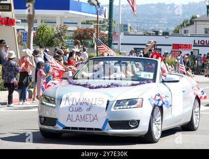 Alameda, CA - 4 luglio 2023: Partecipanti alla Parata del 4 luglio di Alameda, una delle più grandi e lunghe parate del giorno dell'indipendenza della nazione. Foto Stock