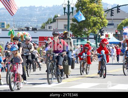 Alameda, CA - 4 luglio 2023: Partecipanti alla Parata del 4 luglio di Alameda, una delle più grandi e lunghe parate del giorno dell'indipendenza della nazione. Foto Stock