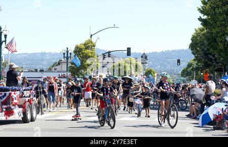 Alameda, CA - 4 luglio 2023: Partecipanti alla Parata del 4 luglio di Alameda, una delle più grandi e lunghe parate del giorno dell'indipendenza della nazione. Foto Stock