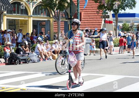 Alameda, CA - 4 luglio 2023: Partecipanti alla Parata del 4 luglio di Alameda, una delle più grandi e lunghe parate del giorno dell'indipendenza della nazione. Foto Stock