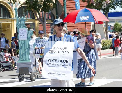 Alameda, CA - 4 luglio 2023: Partecipanti alla Parata del 4 luglio di Alameda, una delle più grandi e lunghe parate del giorno dell'indipendenza della nazione. Foto Stock