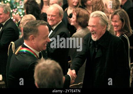 Washington, Stati Uniti d'America. 7 dicembre 2014. Kris Kristofferson stringe la mano a Tom Hanks dopo il ricevimento nella sala Est della Casa Bianca a Washington DC per i 37 premi del Kennedy Center di domenica 7 dicembre 2014. Credito: Dennis Brack/Pool via CNP/Sipa USA credito: SIPA USA/Alamy Live News Foto Stock