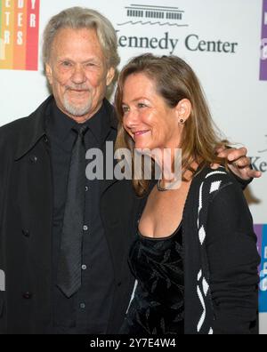 Washington, Stati Uniti d'America. 6 dicembre 2014. Kris Kristofferson e sua moglie, Lisa, arrivano per la cena dell'artista formale in onore dei vincitori del 2014 Kennedy Center Honors ospitati dal Segretario di Stato degli Stati Uniti John F. Kerry presso il Dipartimento di Stato degli Stati Uniti a Washington DC sabato 6 dicembre 2014. I 2014 onorari sono: Il cantante al Green, l'attore e regista Tom Hanks, la ballerina Patricia McBride, la cantautrice Sting e la comica Lily Tomlin. Credito: Ron Sachs/Pool via CNP/Sipa USA credito: SIPA USA/Alamy Live News Foto Stock