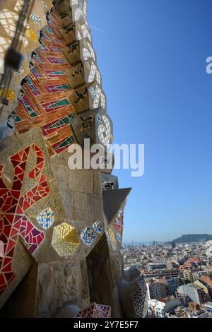 Decorazioni colorate sulla cima della torre della passione presso la basilica della Sagrada Familia a Barcellona, Spagna. Foto Stock