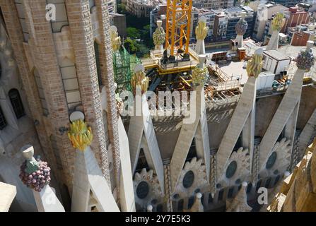 Decorazioni colorate sulla cima della torre della passione presso la basilica della Sagrada Familia a Barcellona, Spagna. Foto Stock