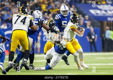 29 settembre 2024: Il linebacker degli Indianapolis Colts E.J. Speed (45) sack il quarterback dei Pittsburgh Steelers Justin Fields (2) durante la gara NFL al Lucas Oil Stadium di Indianapolis, Indiana. John Mersits/CSM. Foto Stock