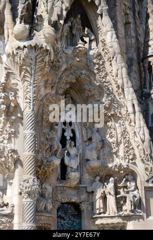 Il portale della Carità sulla facciata della Natività della Basilica della Sagrada Familia a Barcellona, Spagna. Foto Stock