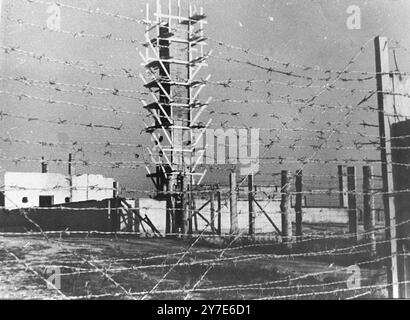 Vista della crematoria e della camera a gas di Majdanek attraverso la recinzione di filo spinato. Majdanek era uno dei più grandi campi nazisti. Originariamente utilizzato come campo di lavoro forzato, fu ampiamente utilizzato come centro di sterminio durante l'occupazione nazista della Polonia. Fu catturato quasi intatto ed era un'importante fonte di prove della politica deliberata di genocidio. Foto Stock