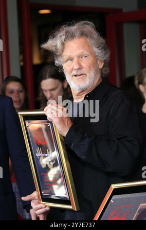 KRIS KRISTOFFERSON (22 giugno 1936 - 28 settembre 2024) uno studioso di Rhodes con uno stile di scrittura di canzoni e un carisma ruvido che divenne una superstar della musica country e Un attore di Hollywood, è morto a 88 anni. FOTO DEL FILE: 6 luglio 2006, Hollywood, California, Stati Uniti: KRIS KRISTOFFERSON e Waylon Jennings sono inseriti nella Rockwalk di Hollywood. (Credit Image: © Nina Prommer/ZUMA Wire) SOLO PER USO EDITORIALE! Non per USO commerciale! Foto Stock